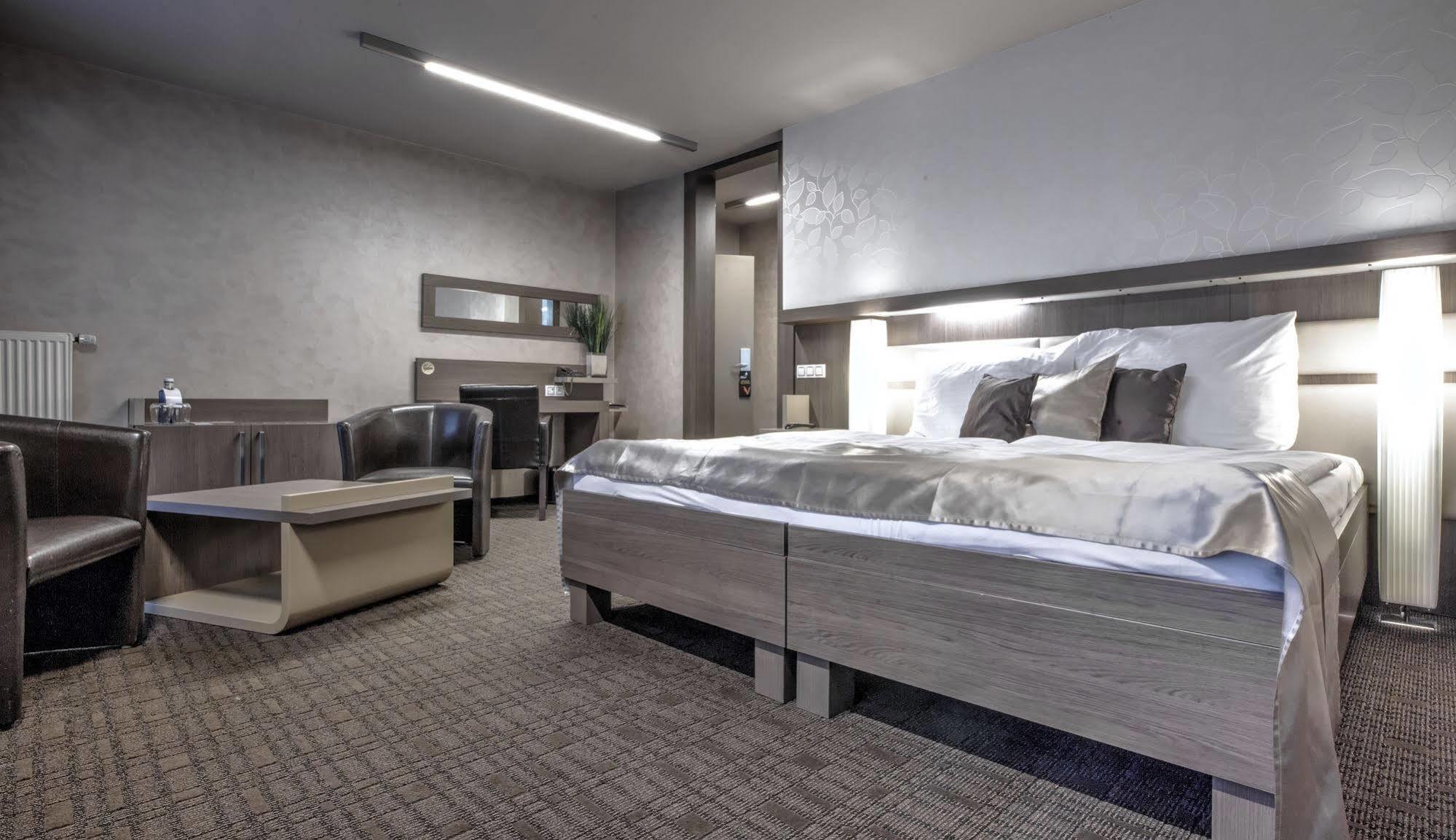 Deluxe Double Room Access to Wellness Fitness,1089556574:JPEG
